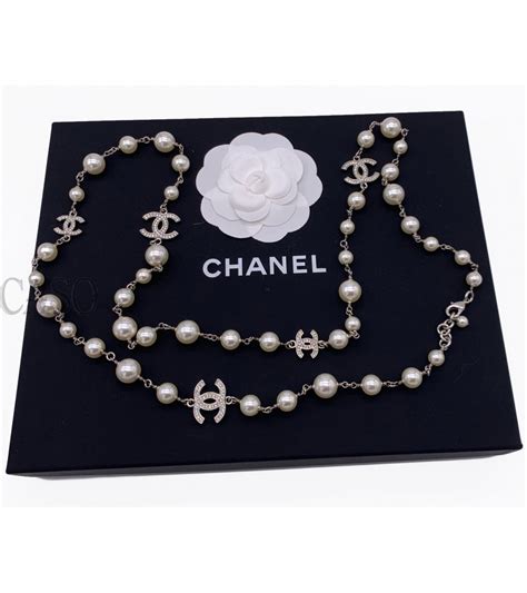 Chanel by KARL LAGERFELD 2014 Collana CC con perle grigie 